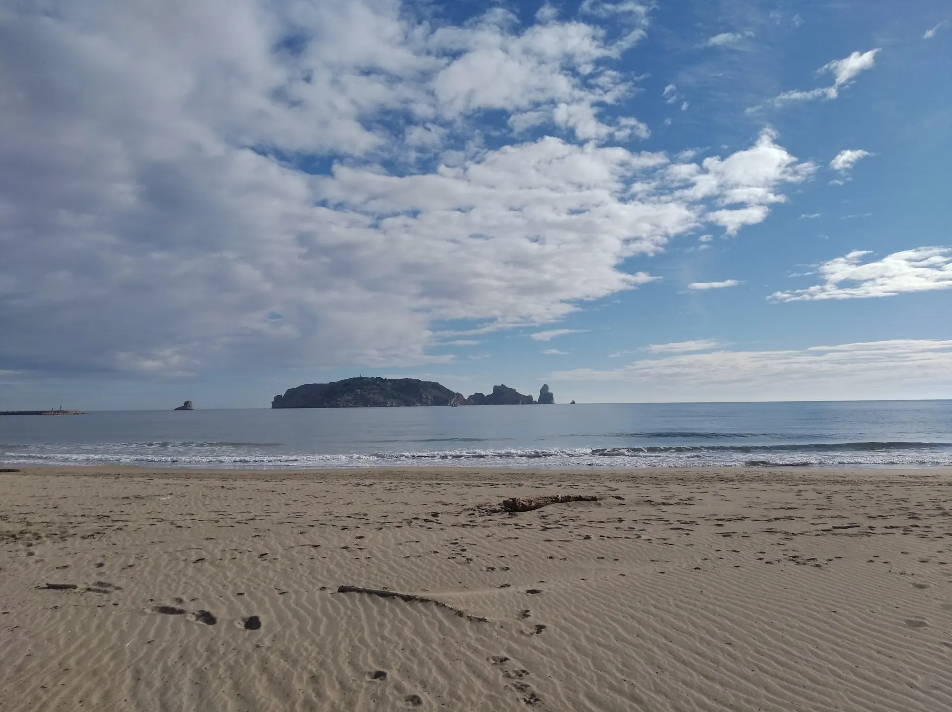 Las islas Medas vistas desde la playa de L'Estartit
