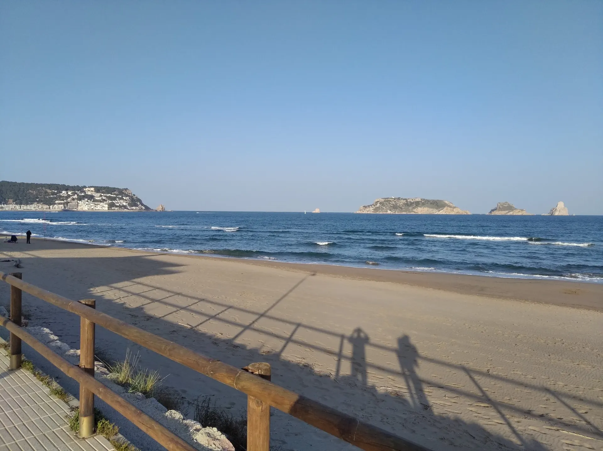 Playa de L'Estartit con las islas Medes al fondo