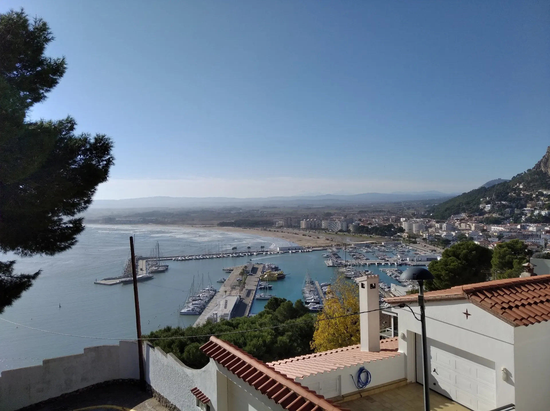 Vista del puerto y la playa de L'Estartit desde lo alto